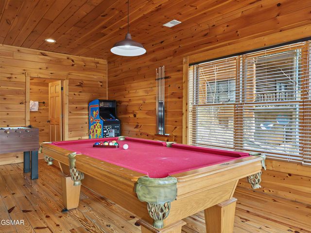 727 Mountain Stream Way, Gatlinburg, TN 37738