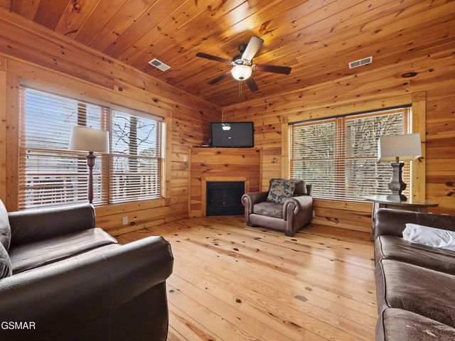 727 Mountain Stream Way, Gatlinburg, TN 37738