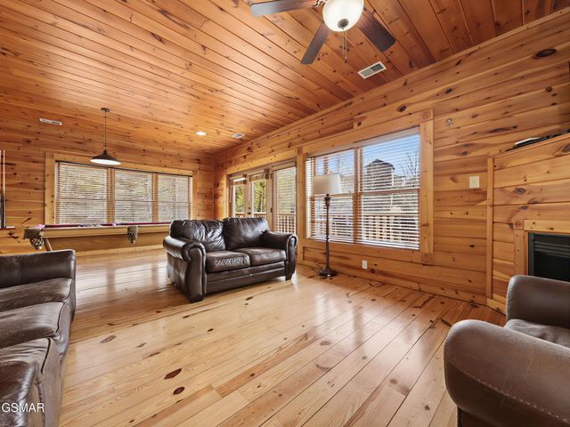 727 Mountain Stream Way, Gatlinburg, TN 37738