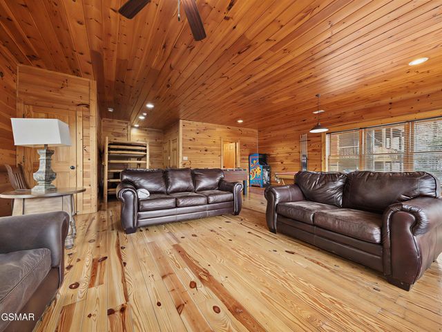 727 Mountain Stream Way, Gatlinburg, TN 37738