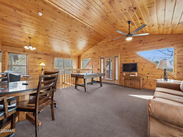 727 Mountain Stream Way, Gatlinburg, TN 37738