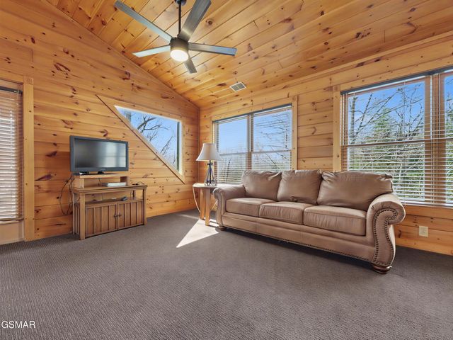 727 Mountain Stream Way, Gatlinburg, TN 37738