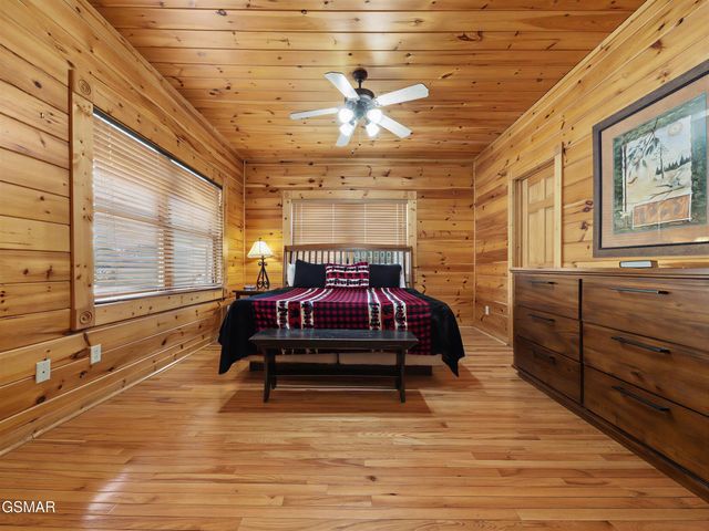 727 Mountain Stream Way, Gatlinburg, TN 37738