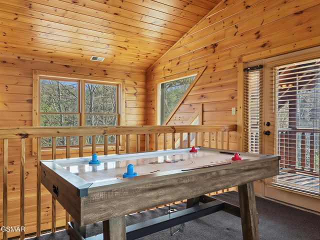 727 Mountain Stream Way, Gatlinburg, TN 37738