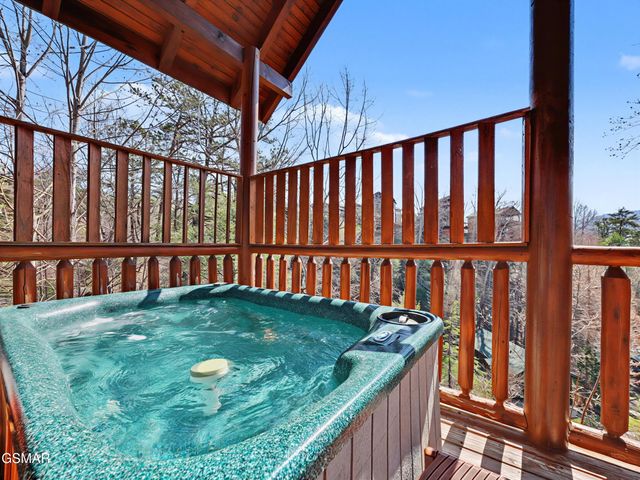 727 Mountain Stream Way, Gatlinburg, TN 37738