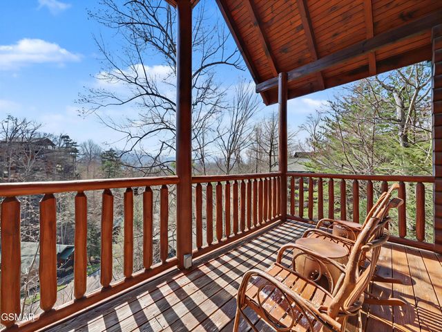 727 Mountain Stream Way, Gatlinburg, TN 37738