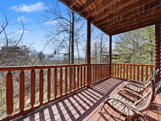 727 Mountain Stream Way, Gatlinburg, TN 37738