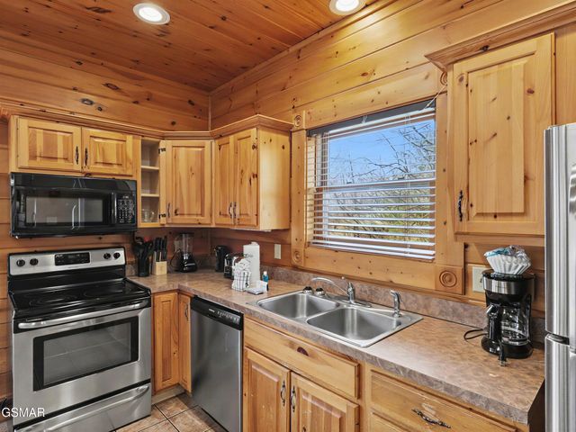 727 Mountain Stream Way, Gatlinburg, TN 37738