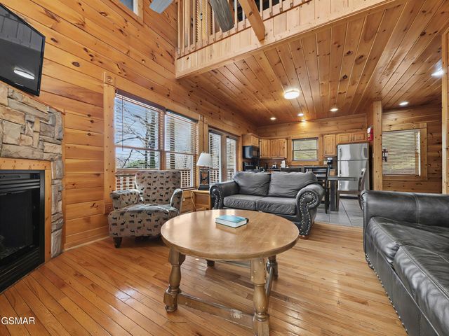 727 Mountain Stream Way, Gatlinburg, TN 37738