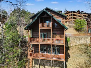 727 Mountain Stream Way, Gatlinburg, TN 37738