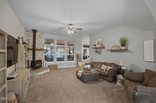 495 Sugar Pine Drive, Merlin, OR 97532