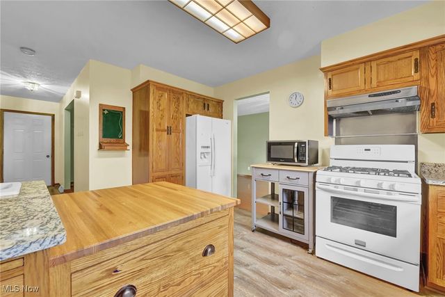 10277 Carlswood Avenue NE, Hartville, OH 44632