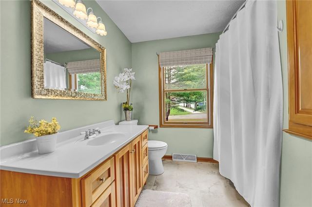 10277 Carlswood Avenue NE, Hartville, OH 44632