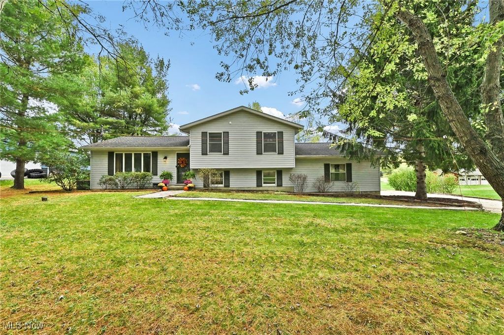 10277 Carlswood Avenue NE, Hartville, OH 44632