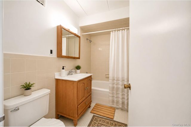 6236 59th Drive B2, Maspeth, NY 11378