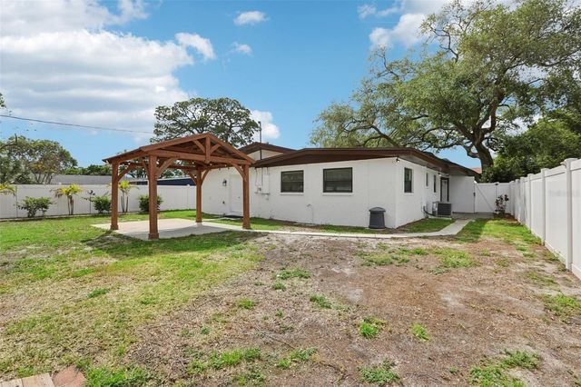 205 SE JEFFERSON CIRCLE N, St Petersburg, FL 33703