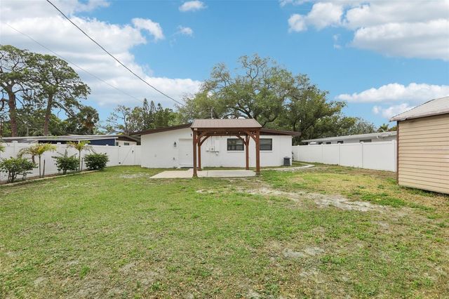 205 SE JEFFERSON CIRCLE N, St Petersburg, FL 33703
