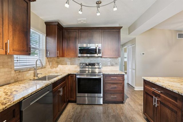 205 SE JEFFERSON CIRCLE N, St Petersburg, FL 33703