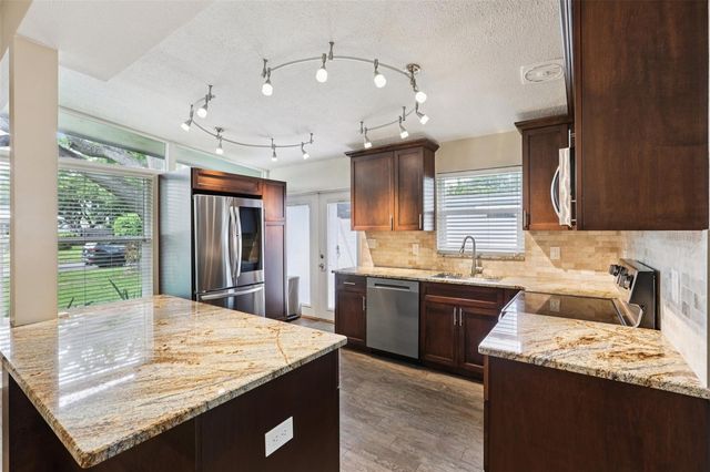 205 SE JEFFERSON CIRCLE N, St Petersburg, FL 33703