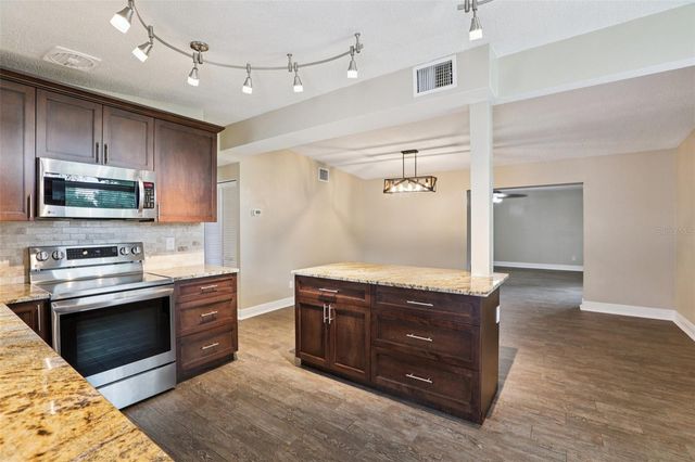 205 SE JEFFERSON CIRCLE N, St Petersburg, FL 33703