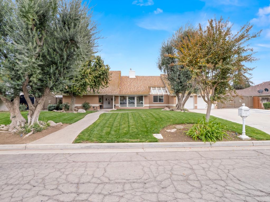 Image 1 of property listing at 1691 S Bailey Avenue, Fresno, CA 93727