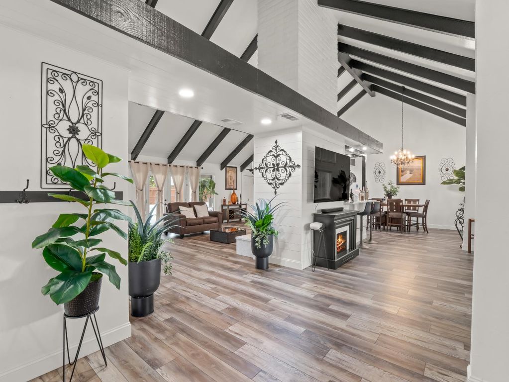 Image 12 of property listing at 1691 S Bailey Avenue, Fresno, CA 93727
