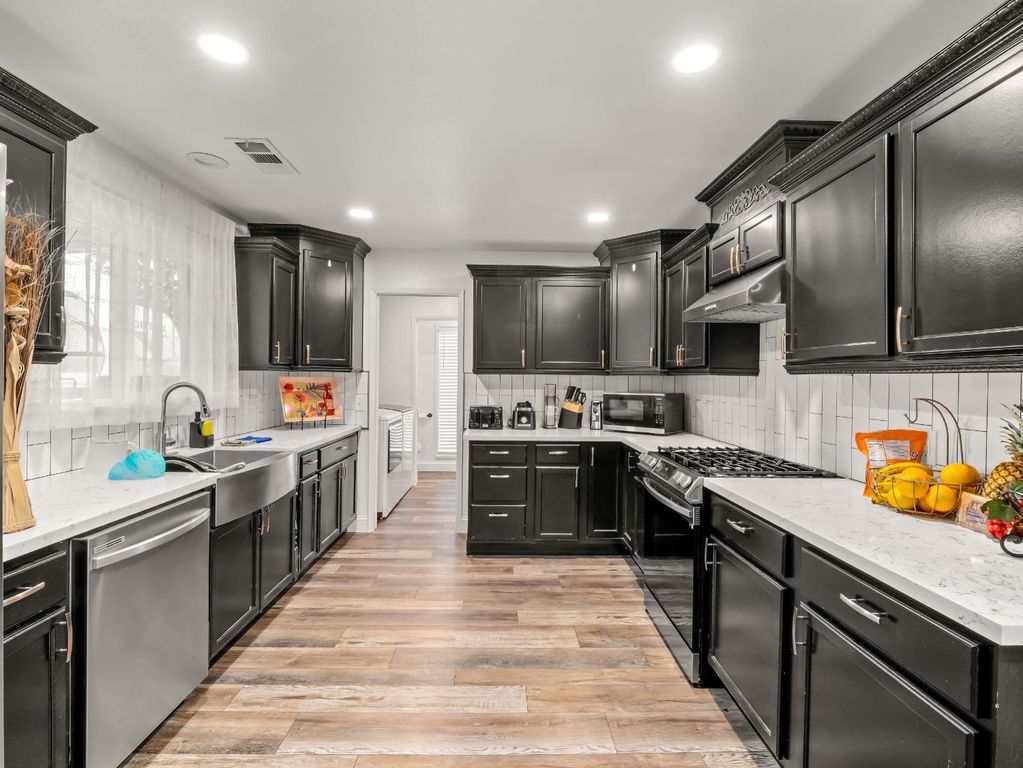 Image 25 of property listing at 1691 S Bailey Avenue, Fresno, CA 93727