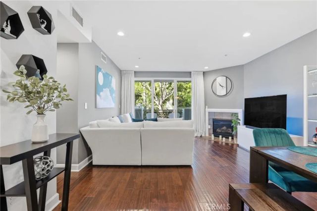 6038 Carlton Way 101, Los Angeles, CA 90028