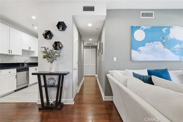 6038 Carlton Way 101, Los Angeles, CA 90028