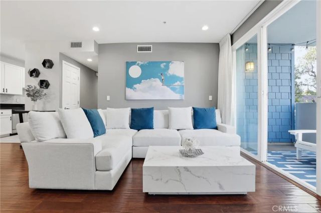 6038 Carlton Way 101, Los Angeles, CA 90028