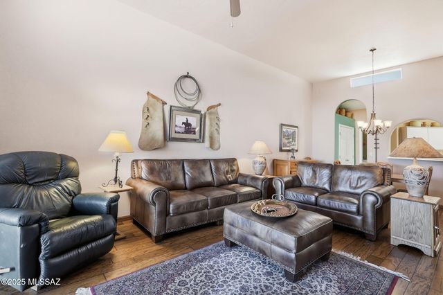 563 W Vía Rosaldo, Green Valley, AZ 85614