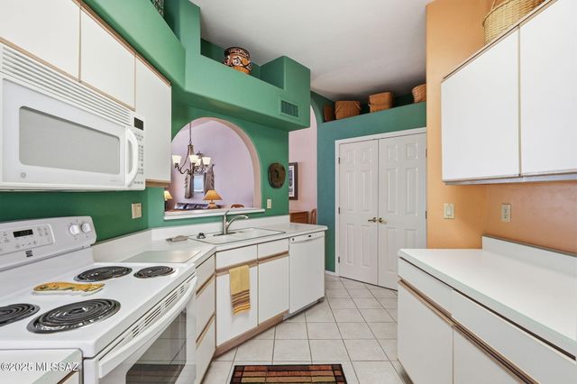 563 W Vía Rosaldo, Green Valley, AZ 85614