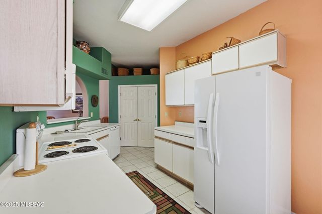 563 W Vía Rosaldo, Green Valley, AZ 85614