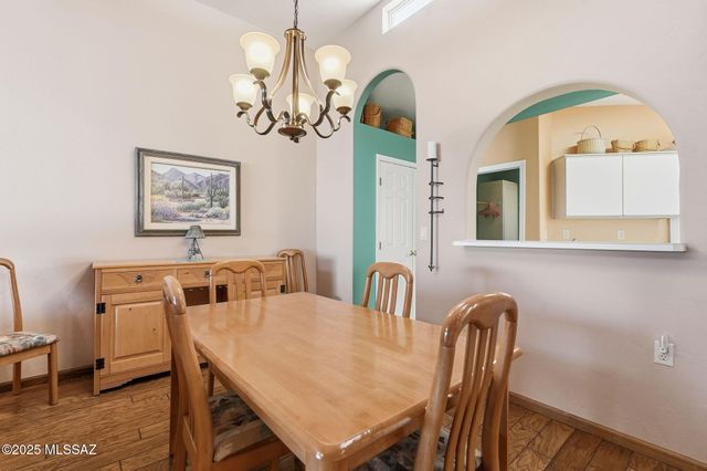 563 W Vía Rosaldo, Green Valley, AZ 85614