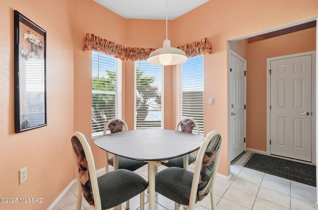 563 W Vía Rosaldo, Green Valley, AZ 85614