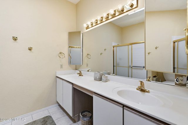 563 W Vía Rosaldo, Green Valley, AZ 85614