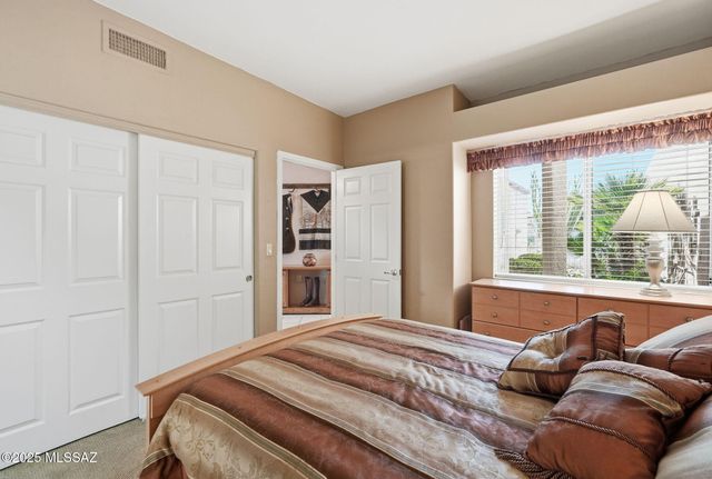 563 W Vía Rosaldo, Green Valley, AZ 85614