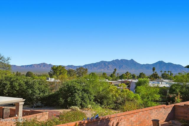 563 W Vía Rosaldo, Green Valley, AZ 85614