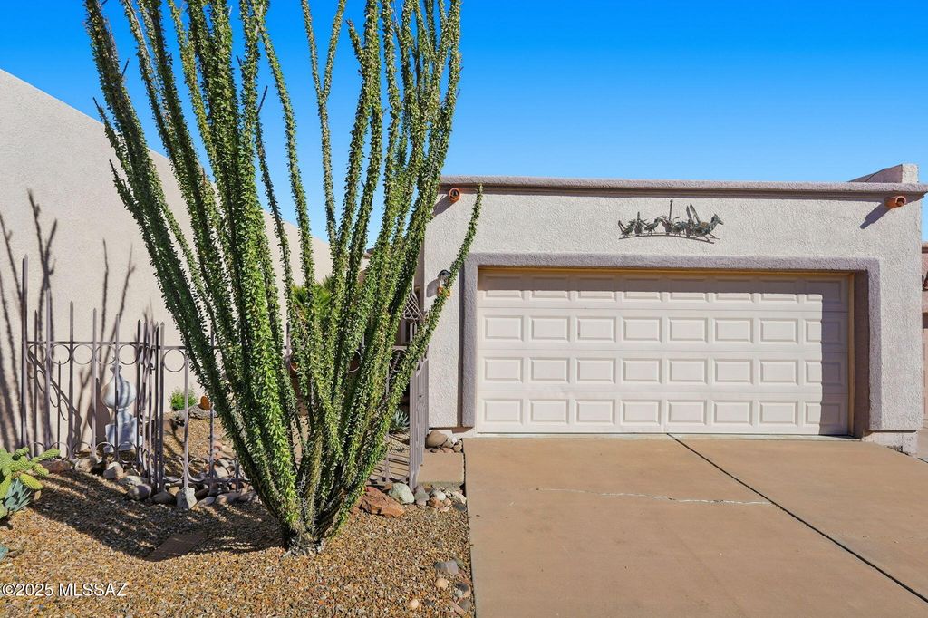 563 W Vía Rosaldo, Green Valley, AZ 85614