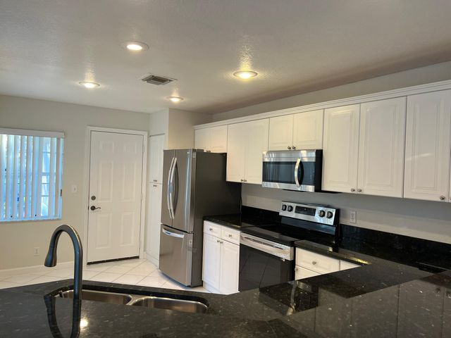 1275 E Lancewood Place, Delray Beach, FL 33445