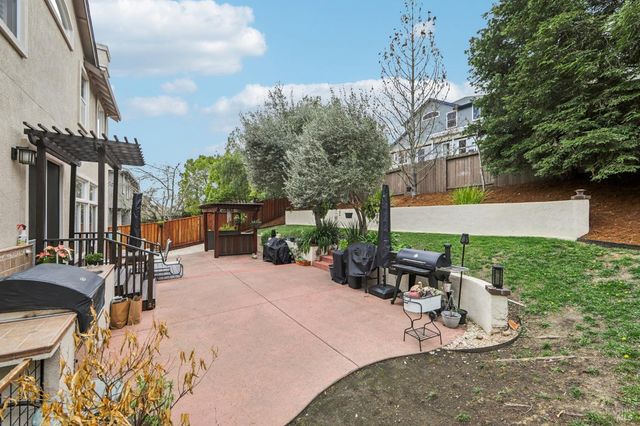 1444 Great Heron Dr, Santa Rosa, CA 95409