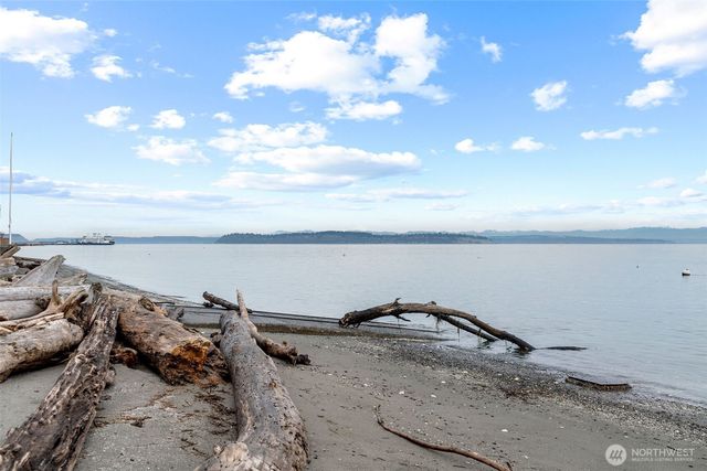 6876 Helena Street, Clinton, WA 98236