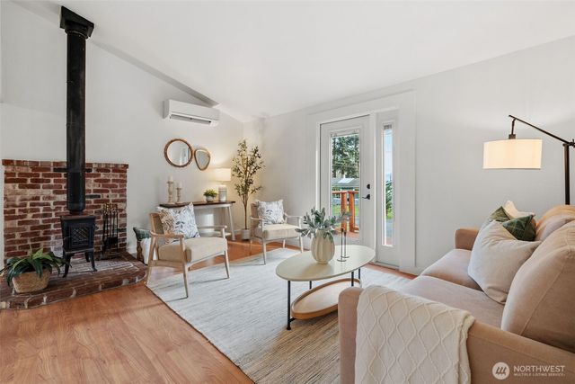 6876 Helena Street, Clinton, WA 98236