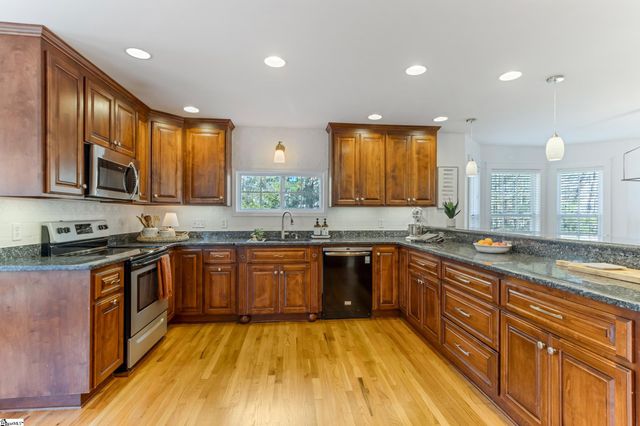 102 W Peninsula Drive, Laurens, SC 29360