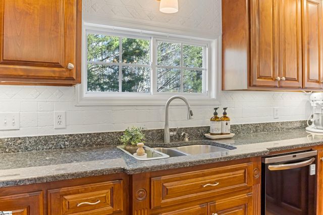 102 W Peninsula Drive, Laurens, SC 29360