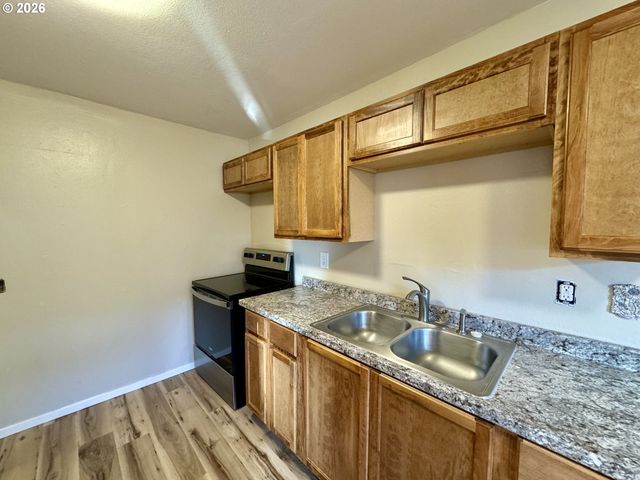 506 W CLARK St, Medford, OR 97501