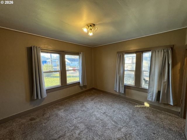 506 W CLARK St, Medford, OR 97501