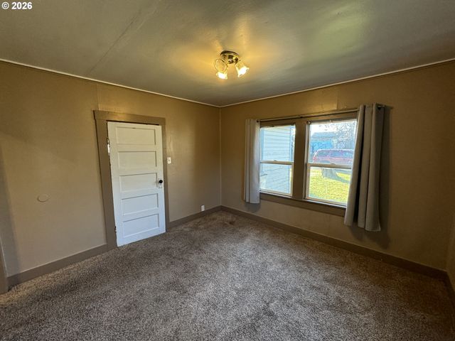 506 W CLARK St, Medford, OR 97501