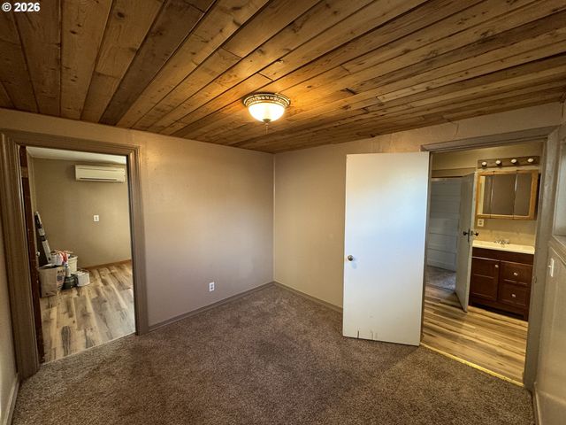 506 W CLARK St, Medford, OR 97501