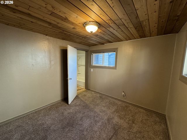 506 W CLARK St, Medford, OR 97501